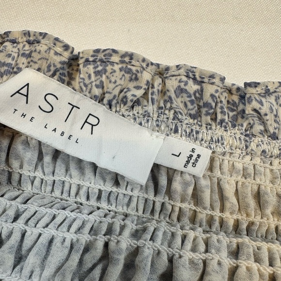 Astr The Label Blue and White Floral Smocked Flutter Sleeved Crop Top Blouse - Picture 3 of 7